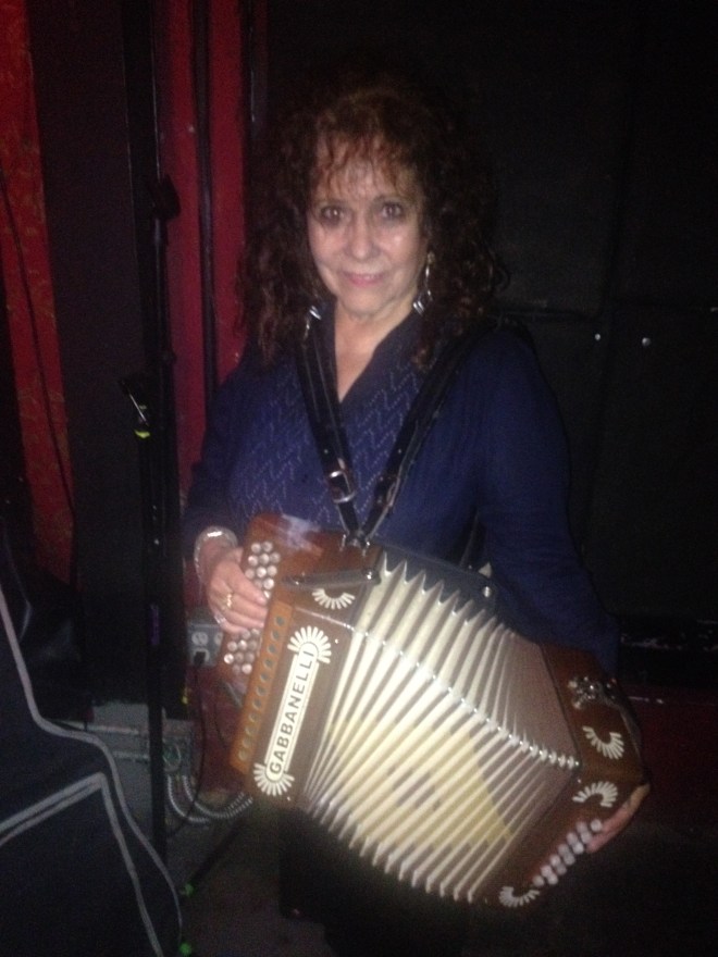 Eva Ybarra groovin' to Little Francisco Greaves (iPhoto by Enrique Lopetegui)